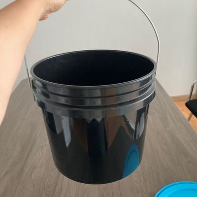 Balde de plástico de 2 galões e 4 galões com impressão de transferência de calor e tampa de fácil abertura