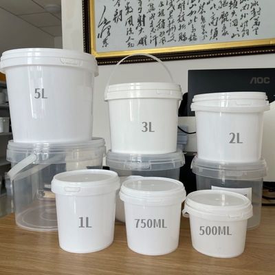 Customize baldes redondos de plástico de 1L 2L 3L 4L 5L com tampa e alça para armazenamento de alimentos