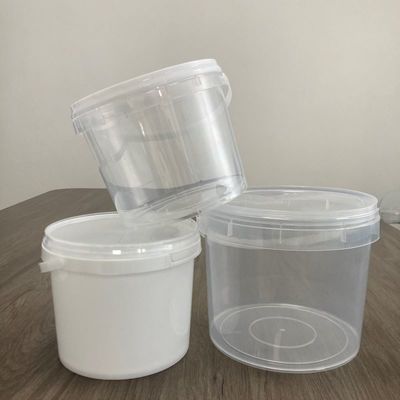 Um balde de doces durável de 1 litro, de 32 oz, de palhaço impresso, de plástico, com tampa e alça.