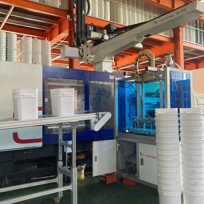 Um balde de plástico de 1 galão de qualidade alimentar é mais forte e conveniente para armazenar leite