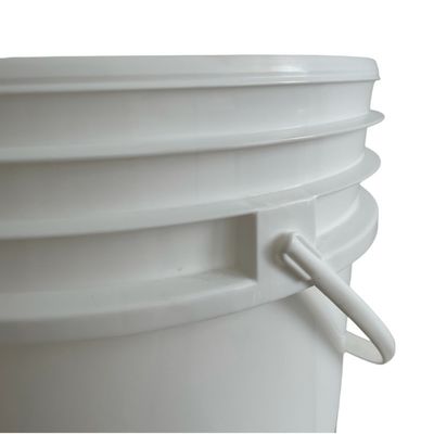 Balde de plástico pesado de 20L com tampa e alça metálica certificado pela GAP/ISO/FDA