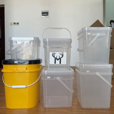 Balde de plástico redondo claro e branco com alça Logotipo de impressão a cores personalizadas