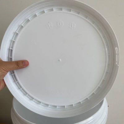 Balde de plástico de PP branco de 8L personalizado com tampa e alça de material resistente a produtos químicos