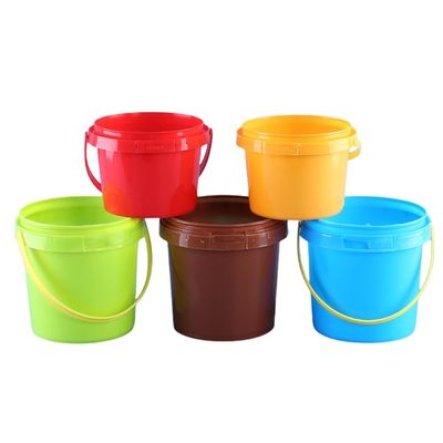 Balde de plástico de qualidade alimentar de 5 litros com tampa aberta e forma redonda em material HDPE