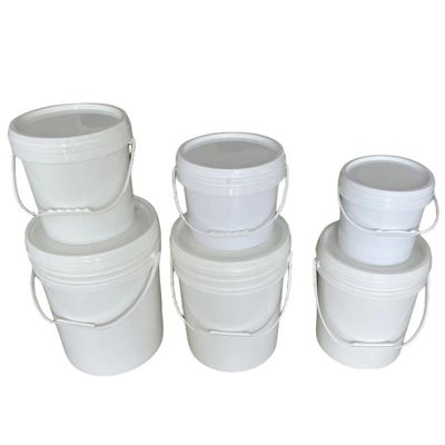 Personalize o seu armazenamento de alimentos para animais de estimação com um balde de plástico de 5 litros e uma tampa de 18 litros