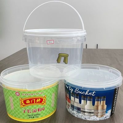 Um balde de plástico com tampa